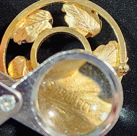 Sarah Coventry Vintage Goldtone semiprecious stone leaf wreath brooch pin - Picture 11 of 11